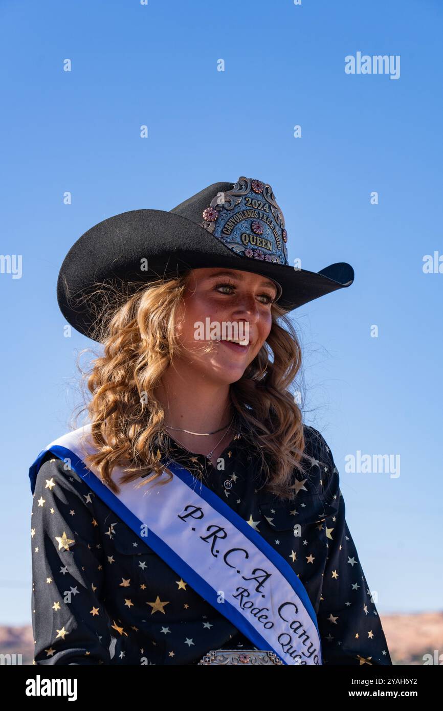 La regina del rodeo posa a cavallo prima del Moab Junior Rodeo nello Utah. Foto Stock