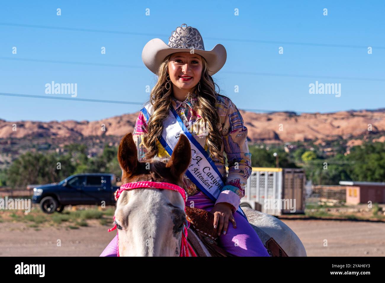 Il 1st Attendant della regina del rodeo posa a cavallo prima del Moab Junior Rodeo nello Utah. Foto Stock