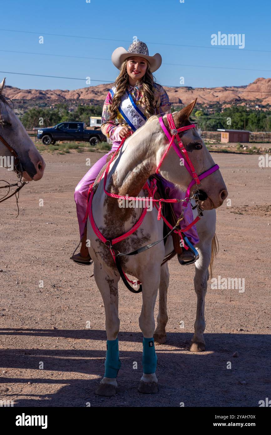 Il 1st Attendant della regina del rodeo posa a cavallo prima del Moab Junior Rodeo nello Utah. Foto Stock