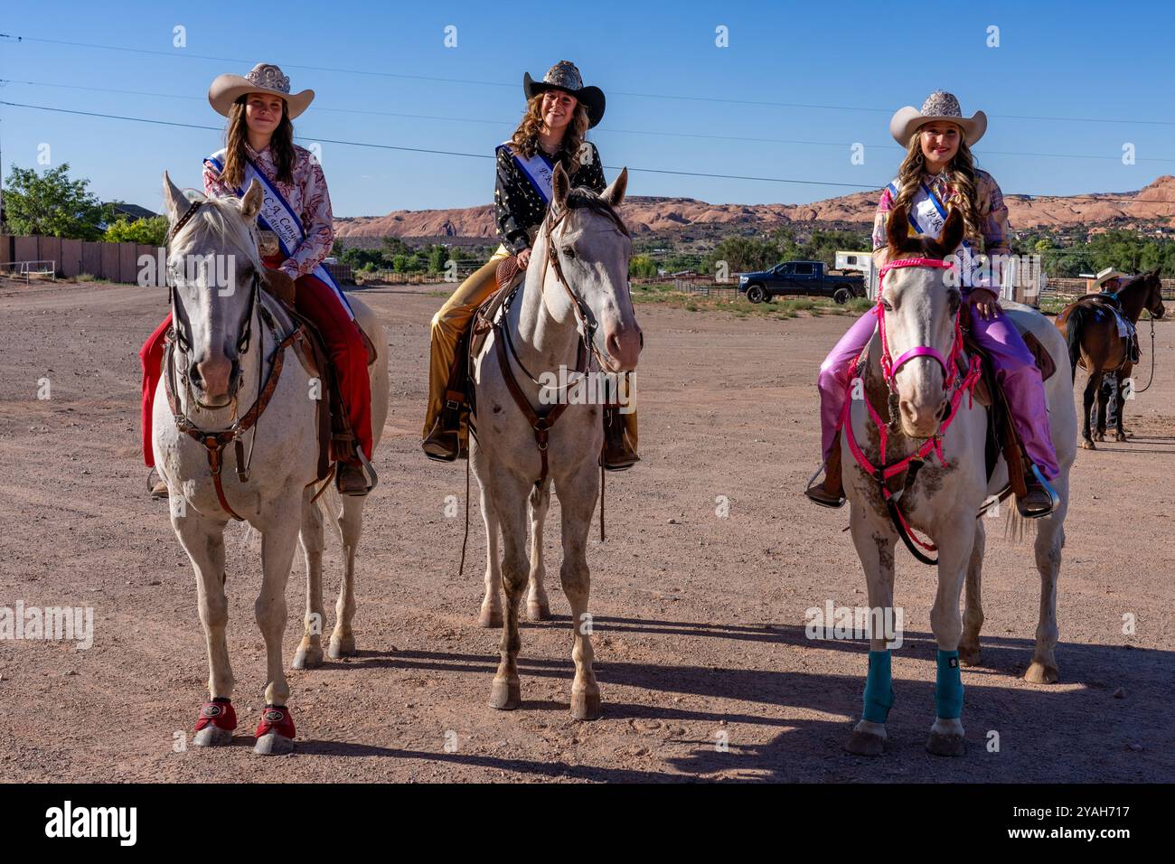 La regina del rodeo e i suoi assistenti posano a cavallo prima del Moab Junior Rodeo nello Utah. Foto Stock