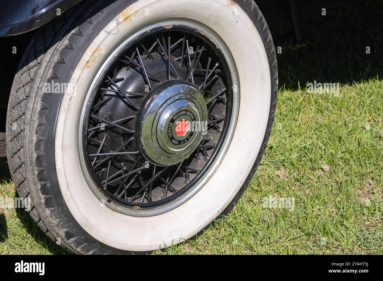 Primo piano della packard a otto ruote con pneumatico whitewall con raggi e coprimozzo rosso Foto Stock