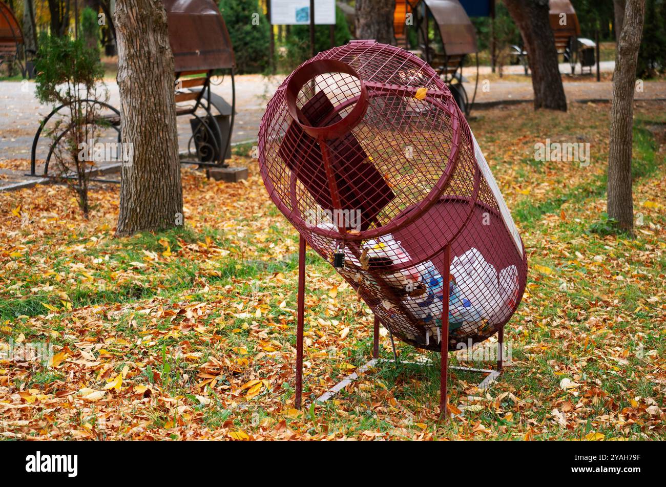 Un contenitore esterno per la raccolta di bottiglie di plastica. Il contenitore è realizzato a forma di bottiglia per facilitare la comprensione di cosa lanciare esattamente Foto Stock