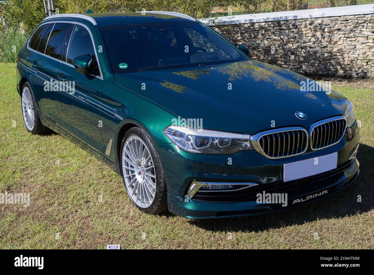 Green alpina b5 Touring parcheggiata sull'erba, mostra il suo design sportivo e lussuoso Foto Stock