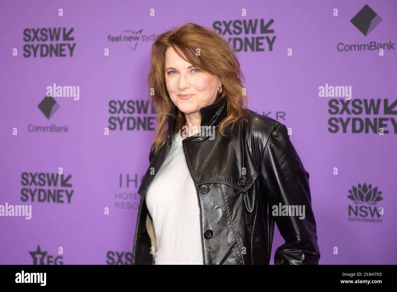 Sydney, Australia. 14 ottobre 2024: Lucy Lawless arriva sul tappeto viola per la prima australiana del film Y2K al SXSW Sydney. Crediti: Richard Milnes/Alamy Live News Foto Stock