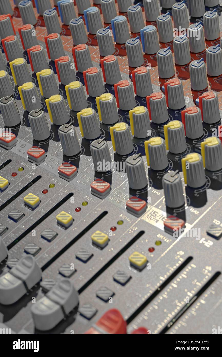 Console del tecnico del suono, apparecchiature per studi musicali. Primo piano, musica astratta di sottofondo. Foto Stock