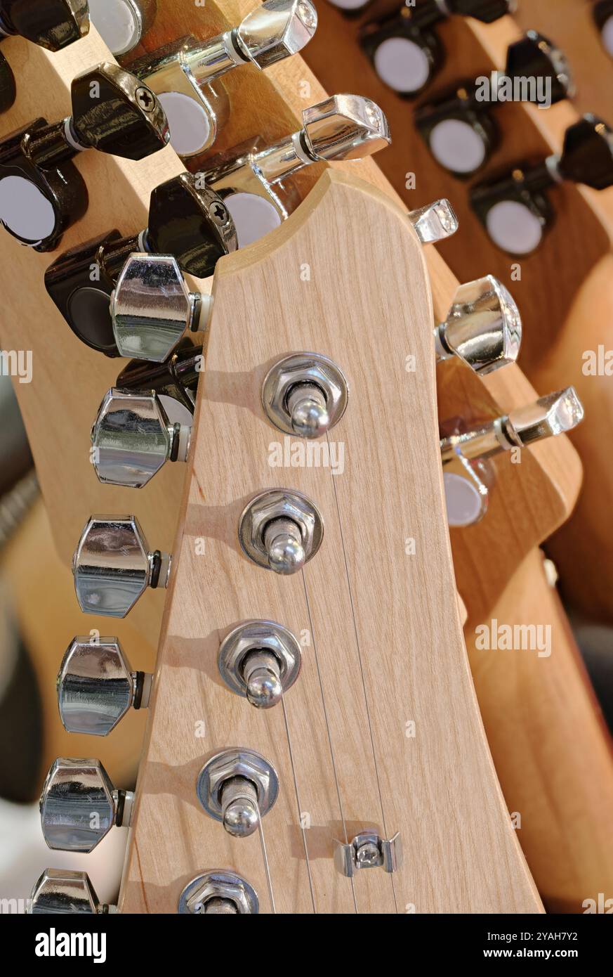 Gruppo di chitarre, strumenti musicali tradizionali a corde. Primo piano di headstock, background astratto dell'industria musicale. Foto Stock