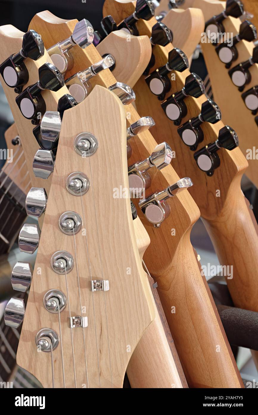 Gruppo di chitarre, strumenti musicali tradizionali a corde. Primo piano di headstock, background astratto dell'industria musicale. Foto Stock