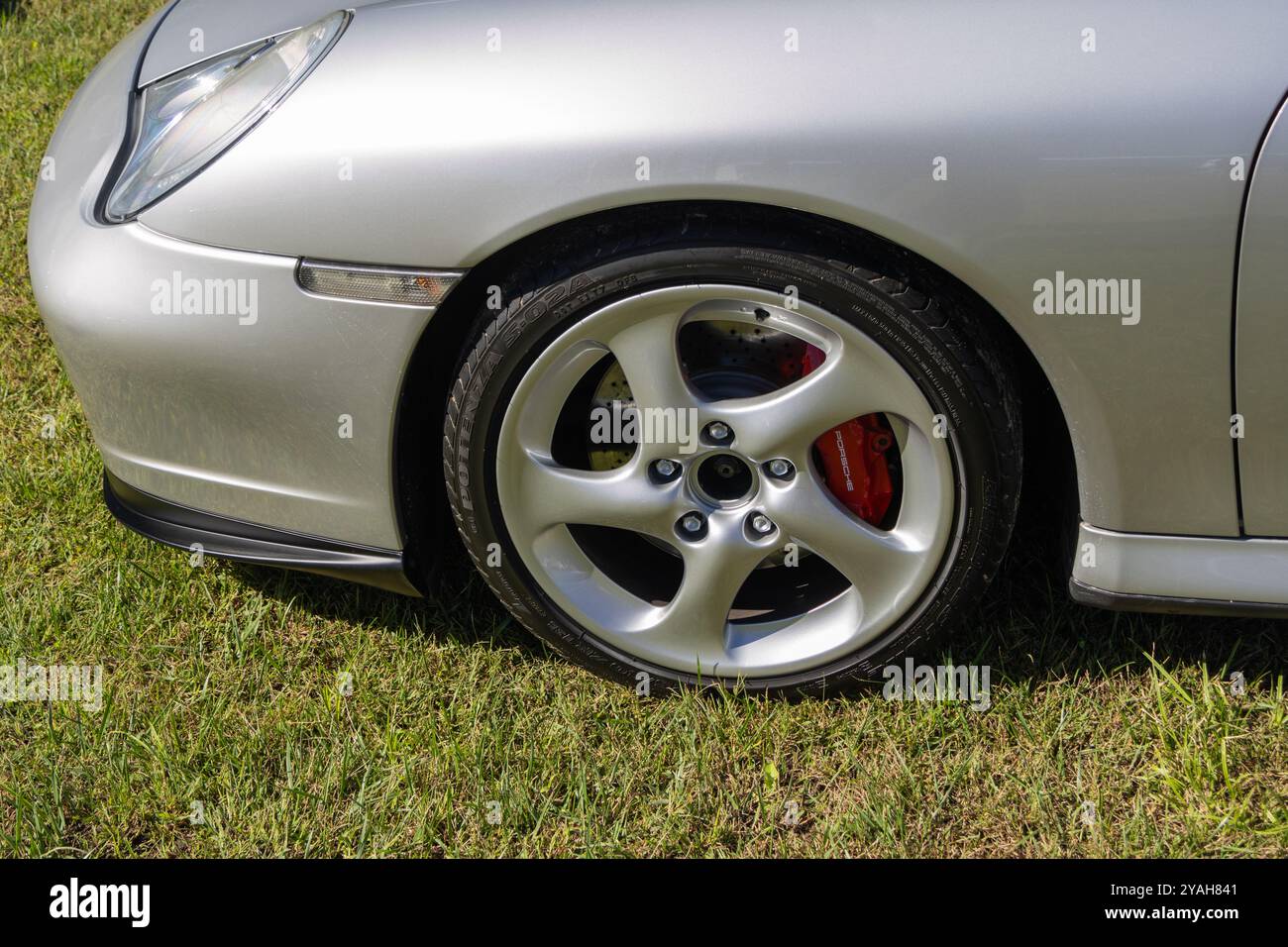 porsche 911 Turbo color argento parcheggiata su erba con cerchi in lega a cinque razze e pinza freni rossa Foto Stock