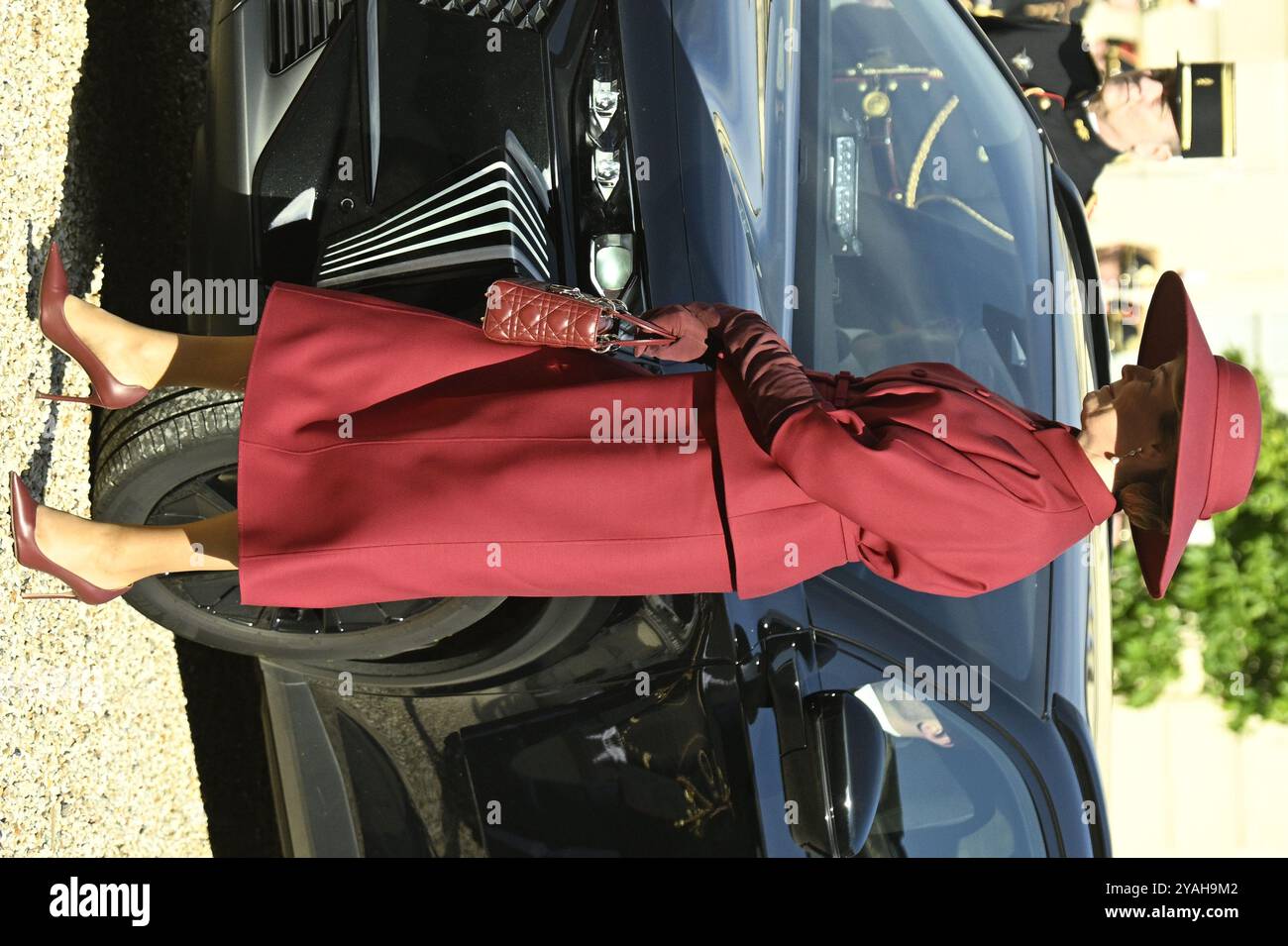 Parigi, Francia. 14 ottobre 2024. La regina Matilde del Belgio arriva per un incontro diplomatico presso la residenza del presidente Elysee a Parigi, il primo giorno della visita ufficiale di stato della coppia reale belga in Francia, lunedì 14 ottobre 2024. La coppia reale belga è in visita di tre giorni in Francia. BELGA PHOTO POOL DIDIER LEBRUN crediti: Belga News Agency/Alamy Live News Foto Stock