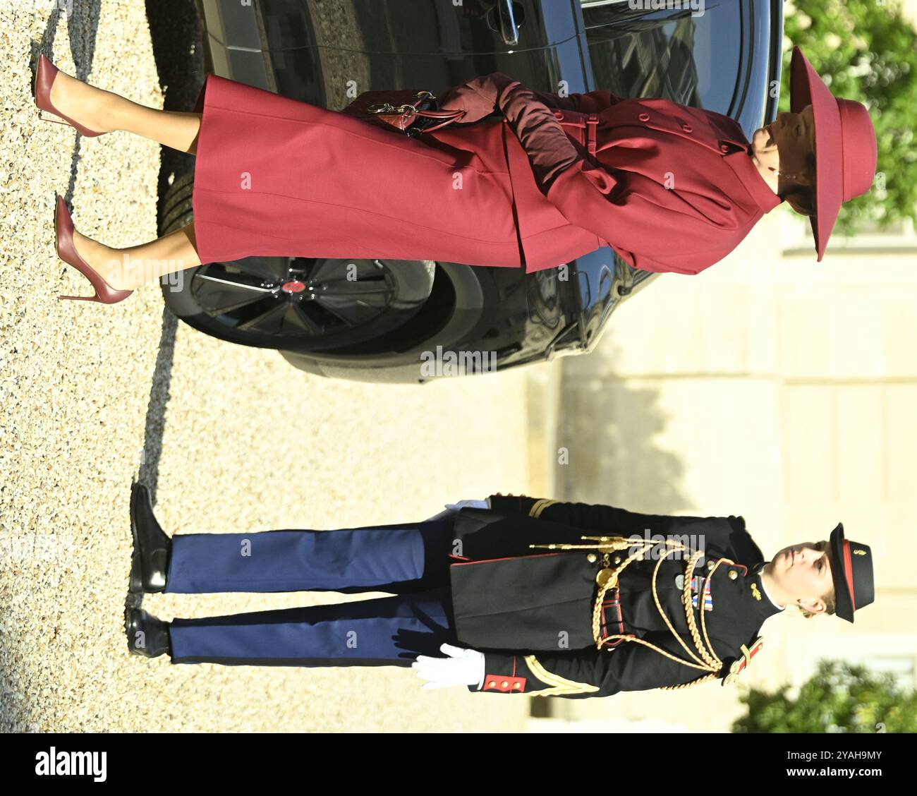 Parigi, Francia. 14 ottobre 2024. La regina Matilde del Belgio arriva per un incontro diplomatico presso la residenza del presidente Elysee a Parigi, il primo giorno della visita ufficiale di stato della coppia reale belga in Francia, lunedì 14 ottobre 2024. La coppia reale belga è in visita di tre giorni in Francia. BELGA PHOTO POOL DIDIER LEBRUN crediti: Belga News Agency/Alamy Live News Foto Stock
