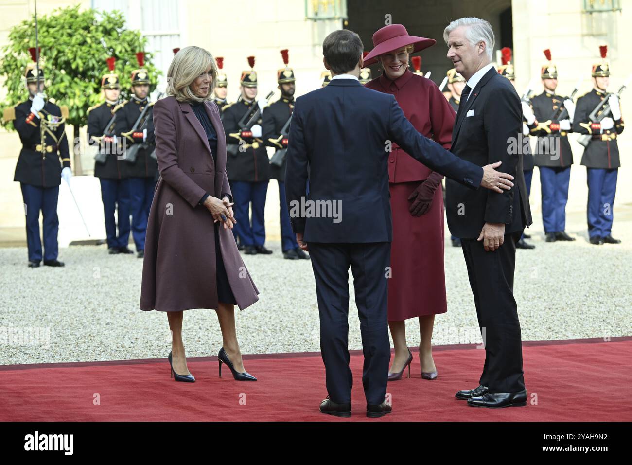 Parigi, Francia. 14 ottobre 2024. First Lady di Francia Brigitte Macron, Presidente della Francia Emmanuel Macron, Regina Matilde del Belgio e Re Filippo - Filip del Belgio, foto in occasione di una riunione diplomatica presso la residenza del Presidente dell'Elysee a Parigi, il primo giorno della visita ufficiale di Stato della coppia reale belga in Francia, lunedì 14 ottobre 2024. La coppia reale belga è in visita di tre giorni in Francia. BELGA PHOTO POOL DIDIER LEBRUN crediti: Belga News Agency/Alamy Live News Foto Stock