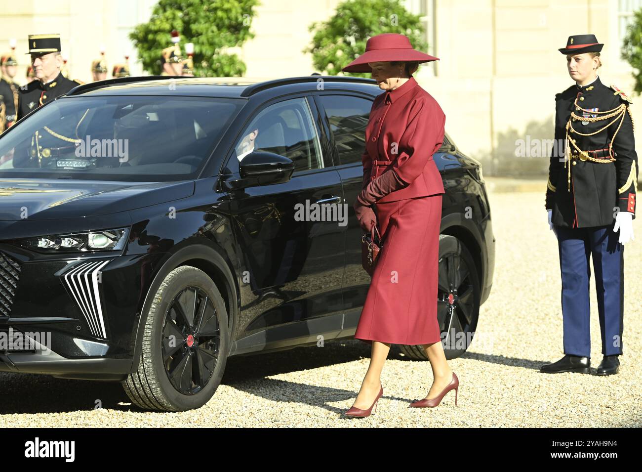 Parigi, Francia. 14 ottobre 2024. La regina Matilde del Belgio arriva per un incontro diplomatico presso la residenza del presidente Elysee a Parigi, il primo giorno della visita ufficiale di stato della coppia reale belga in Francia, lunedì 14 ottobre 2024. La coppia reale belga è in visita di tre giorni in Francia. BELGA PHOTO POOL DIDIER LEBRUN crediti: Belga News Agency/Alamy Live News Foto Stock