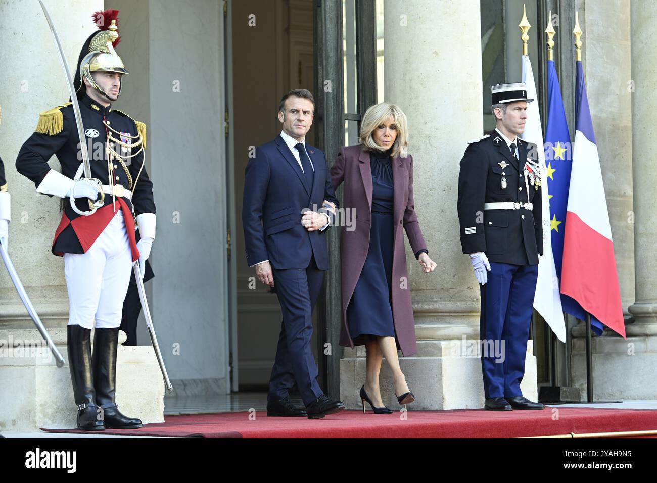 Parigi, Francia. 14 ottobre 2024. Il Presidente della Francia Emmanuel Macron e la First Lady di Francia Brigitte Macron nella foto di un incontro diplomatico presso la residenza del Presidente Elysee a Parigi, il primo giorno della visita ufficiale di stato della coppia reale belga in Francia, lunedì 14 ottobre 2024. La coppia reale belga è in visita di tre giorni in Francia. BELGA PHOTO POOL DIDIER LEBRUN crediti: Belga News Agency/Alamy Live News Foto Stock
