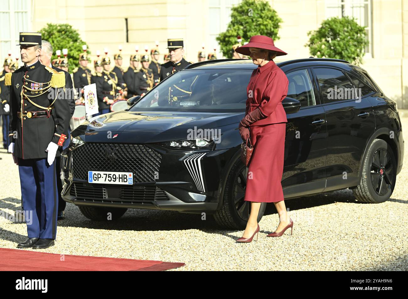 Parigi, Francia. 14 ottobre 2024. La regina Matilde del Belgio arriva per un incontro diplomatico presso la residenza del presidente Elysee a Parigi, il primo giorno della visita ufficiale di stato della coppia reale belga in Francia, lunedì 14 ottobre 2024. La coppia reale belga è in visita di tre giorni in Francia. BELGA PHOTO POOL DIDIER LEBRUN crediti: Belga News Agency/Alamy Live News Foto Stock