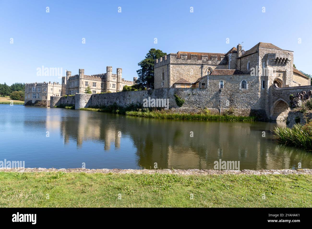 Incantevole castello di Leeds visto attraverso il fossato, preso il 29 agosto 2024. Foto Stock