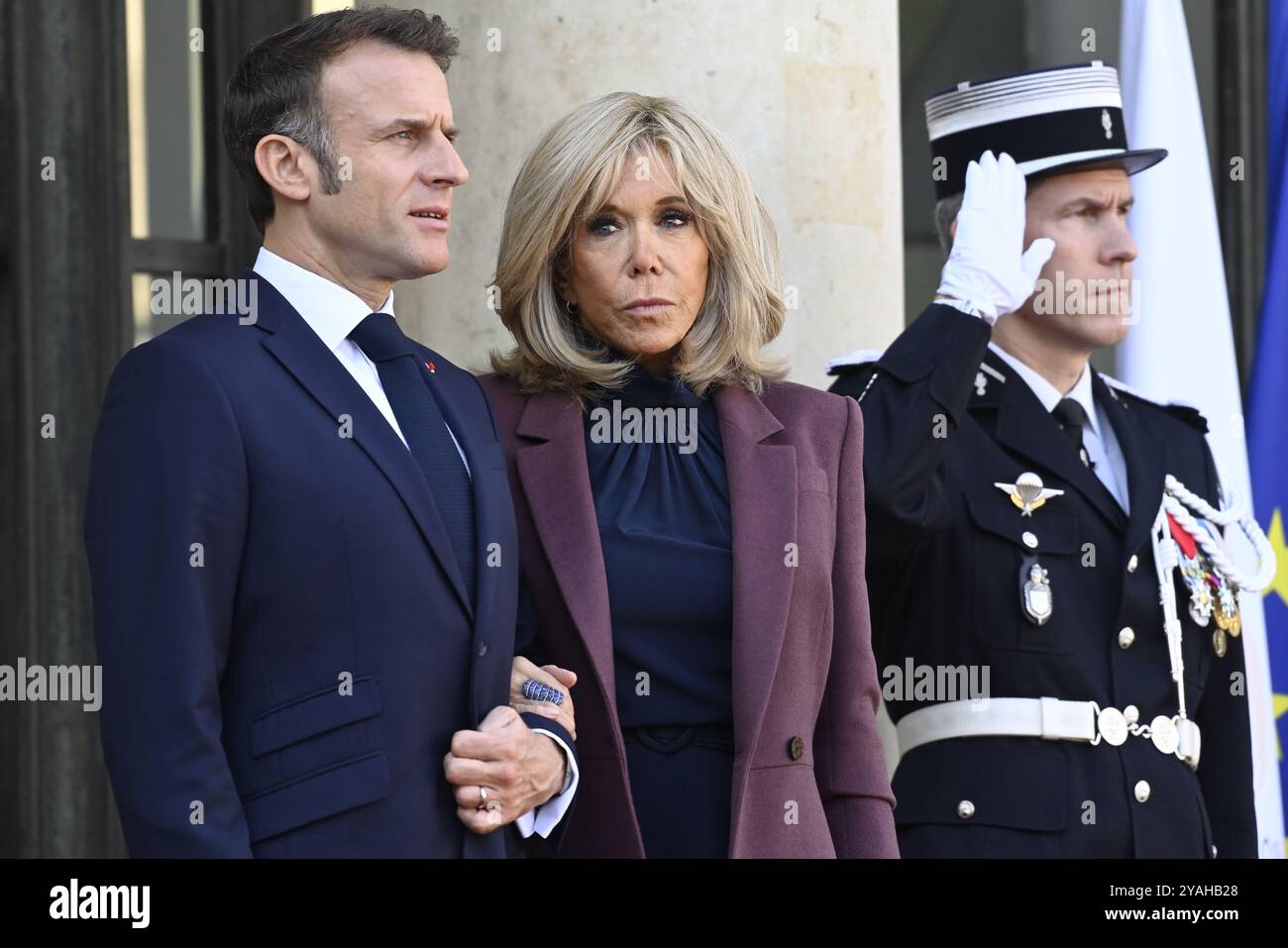 Parigi, Francia. 14 ottobre 2024. Il Presidente della Francia Emmanuel Macron e la First Lady di Francia Brigitte Macron nella foto di un incontro diplomatico presso la residenza del Presidente Elysee a Parigi, il primo giorno della visita ufficiale di stato della coppia reale belga in Francia, lunedì 14 ottobre 2024. La coppia reale belga è in visita di tre giorni in Francia. BELGA PHOTO POOL DIDIER LEBRUN crediti: Belga News Agency/Alamy Live News Foto Stock