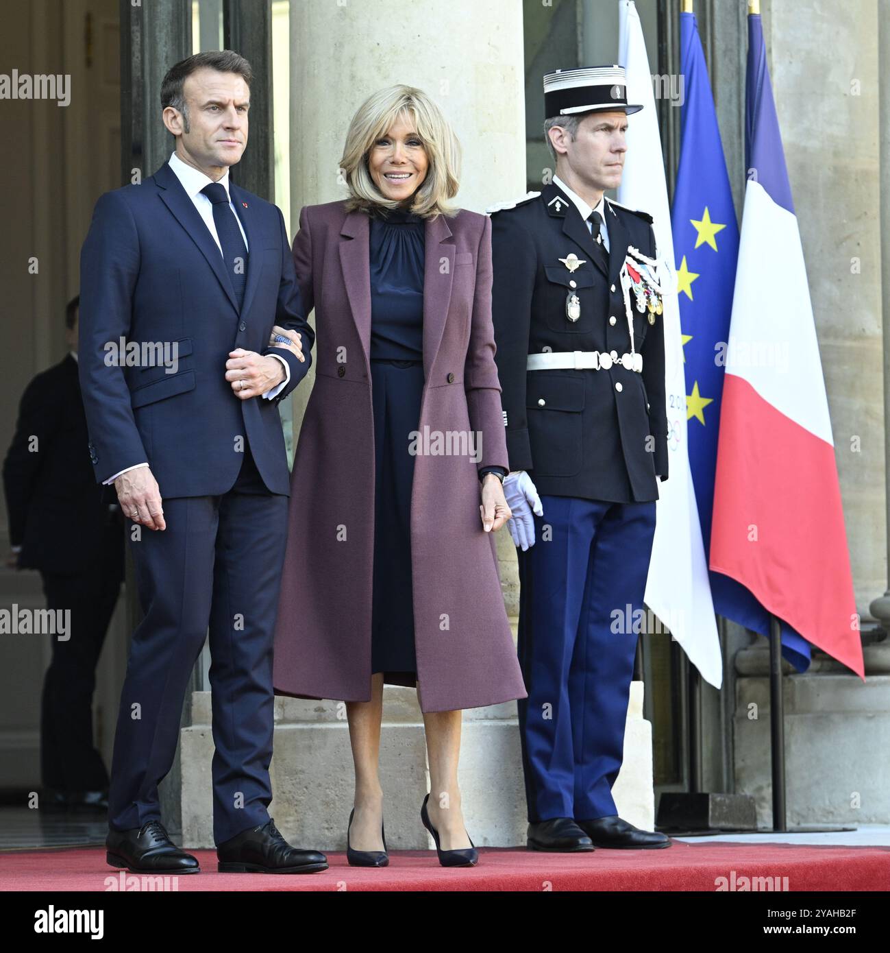 Parigi, Francia. 14 ottobre 2024. Il Presidente della Francia Emmanuel Macron e la First Lady di Francia Brigitte Macron nella foto di un incontro diplomatico presso la residenza del Presidente Elysee a Parigi, il primo giorno della visita ufficiale di stato della coppia reale belga in Francia, lunedì 14 ottobre 2024. La coppia reale belga è in visita di tre giorni in Francia. BELGA PHOTO POOL DIDIER LEBRUN crediti: Belga News Agency/Alamy Live News Foto Stock