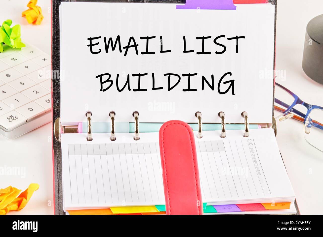 Il concetto di business dell'informazione. Il testo dell'ELENCO E-MAIL è scritto su una pagina vuota di un notebook aziendale aperto. Foto Stock