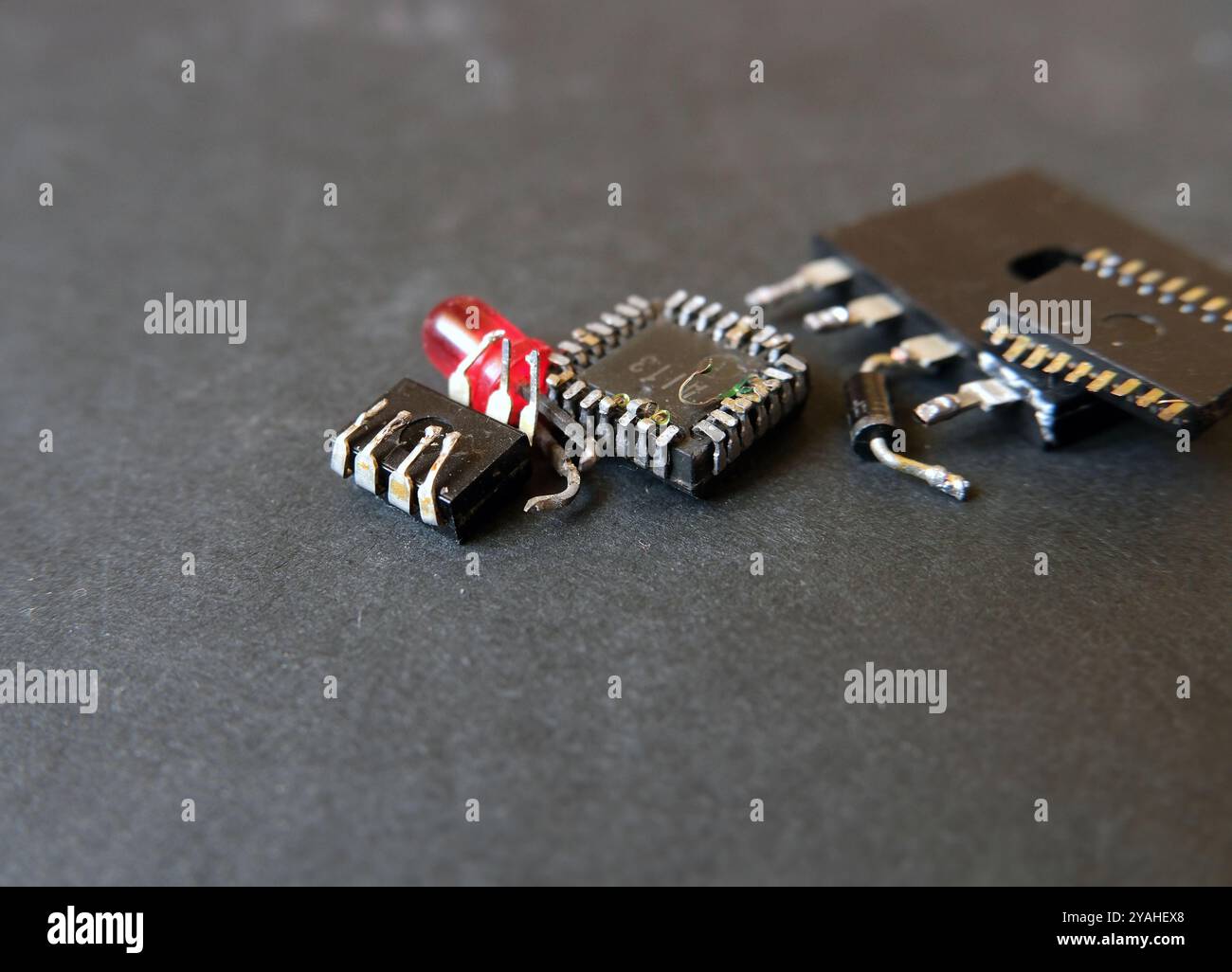 Componenti elettronici a semiconduttore per il riciclaggio. Elementi semiconduttori fuori uso. S Foto Stock