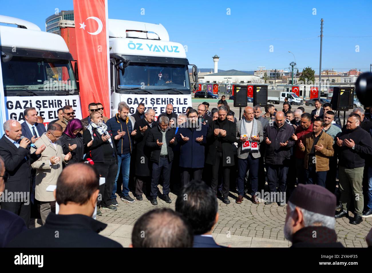 Gaziantep, Turkiye. 10 marzo 2024. Un convoglio di cinque camion pieno di aiuti umanitari è preparato nella città turca meridionale di Gaziantep e pronto a partire per Gaza. All'evento hanno partecipato il governatore di Gaziantep, Kemal Ceber, il sindaco di Gaziantep, Fatima Şahin, l'ex ministro della giustizia e vicepresidente del Partito giustizia e sviluppo, Abdulhamit Gül, oltre a dignitari e imprenditori locali. Altre città di Turkiye hanno anche preparato convogli di aiuti umanitari diretti verso la Striscia di Gaza bombardata Foto Stock