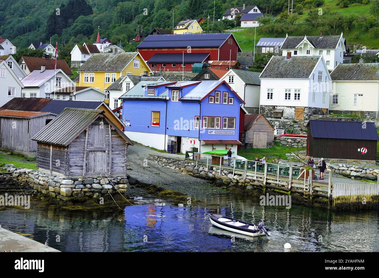 7 settembre 2024 Flam, Norvegia Vista del colorato villaggio Undredal sotto spettacolari nuvole mattutine sull'Aurlandsfjord vista dall'alto Foto Stock