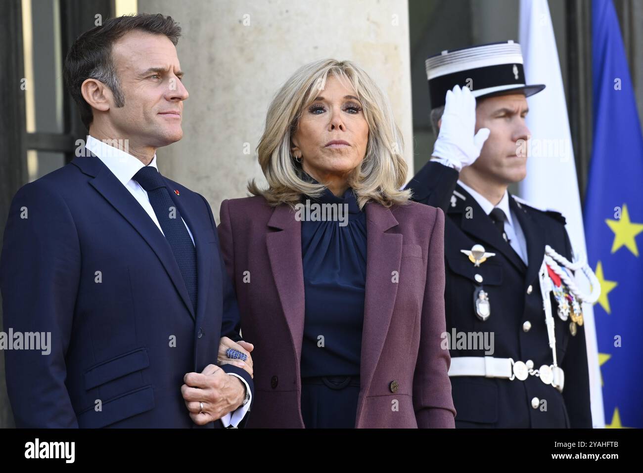 Parigi, Francia. 14 ottobre 2024. Il Presidente della Francia Emmanuel Macron e la First Lady di Francia Brigitte Macron nella foto di un incontro diplomatico presso la residenza del Presidente Elysee a Parigi, il primo giorno della visita ufficiale di stato della coppia reale belga in Francia, lunedì 14 ottobre 2024. La coppia reale belga è in visita di tre giorni in Francia. BELGA PHOTO POOL DIDIER LEBRUN crediti: Belga News Agency/Alamy Live News Foto Stock