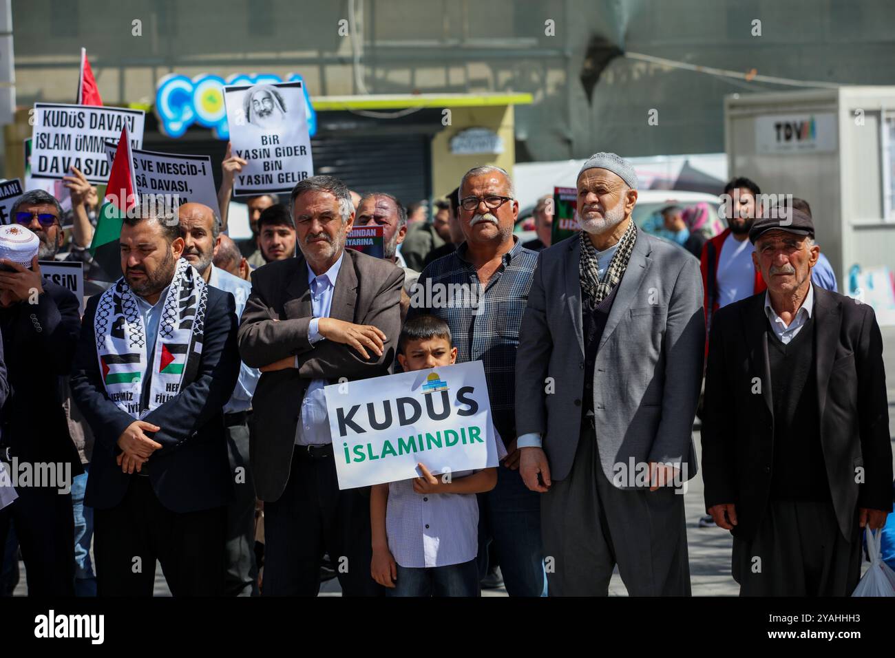 Gaziantep, Turkiye. 5 aprile 2024. I manifestanti ondeggiano bandiere palestinesi e alzano striscioni in solidarietà con Gaza in occasione del Quds Day nella città turca di Gaziantep. La manifestazione a Gaziantep era stata organizzata dalla "Fondazione degli amanti del Profeta". Il Quds Day, o giornata internazionale di Gerusalemme, è stato istituito per la prima volta dal leader della rivoluzione iraniana, Ruhollah Khomeini, nel 1979 a sostegno dei palestinesi e contro Israele e il sionismo. Cade ogni anno l'ultimo venerdì del mese sacro musulmano del Ramadan, e quest'anno coincide con il 182° giorno di guerra nella Striscia di Gaza Foto Stock