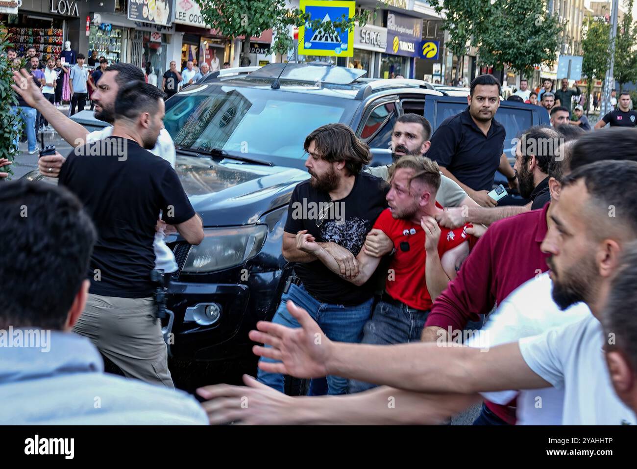 Un giovane curdo (in tessuto rosso) viene portato in un'auto della polizia dopo essere stato arrestato dalla polizia turca dopo una dichiarazione stampa. Ai partiti politici e alle organizzazioni curde non è stato permesso di organizzare un "grande raduno della libertà" nella città di Diyarbakir per il rilascio di Abdullah Ocalan, il leader dell'organizzazione armata curda, il Partito dei lavoratori del Kurdistan (PKK), che è stato imprigionato per 25 anni, e per la soluzione democratica della questione curda. A Diyarbakir, una folla di politici curdi e centinaia di persone si sono riunite di fronte all'AZC Plaza nel centro della città e hanno voluto marciare verso il centro Foto Stock