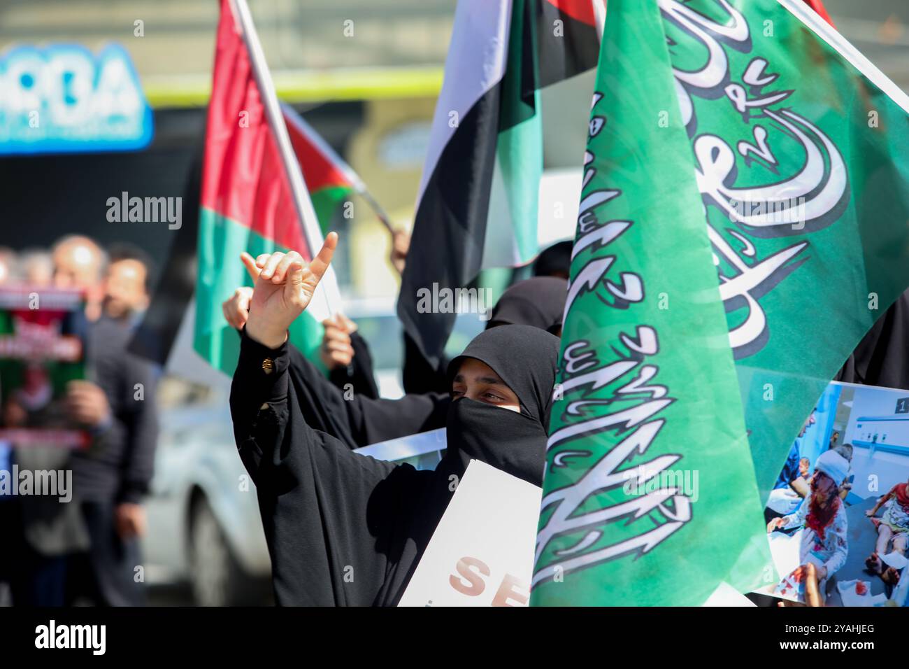 Gaziantep, Turkiye. 5 aprile 2024. I manifestanti ondeggiano bandiere palestinesi e alzano striscioni in solidarietà con Gaza in occasione del Quds Day nella città turca di Gaziantep. La manifestazione a Gaziantep era stata organizzata dalla "Fondazione degli amanti del Profeta". Il Quds Day, o giornata internazionale di Gerusalemme, è stato istituito per la prima volta dal leader della rivoluzione iraniana, Ruhollah Khomeini, nel 1979 a sostegno dei palestinesi e contro Israele e il sionismo. Cade ogni anno l'ultimo venerdì del mese sacro musulmano del Ramadan, e quest'anno coincide con il 182° giorno di guerra nella Striscia di Gaza Foto Stock
