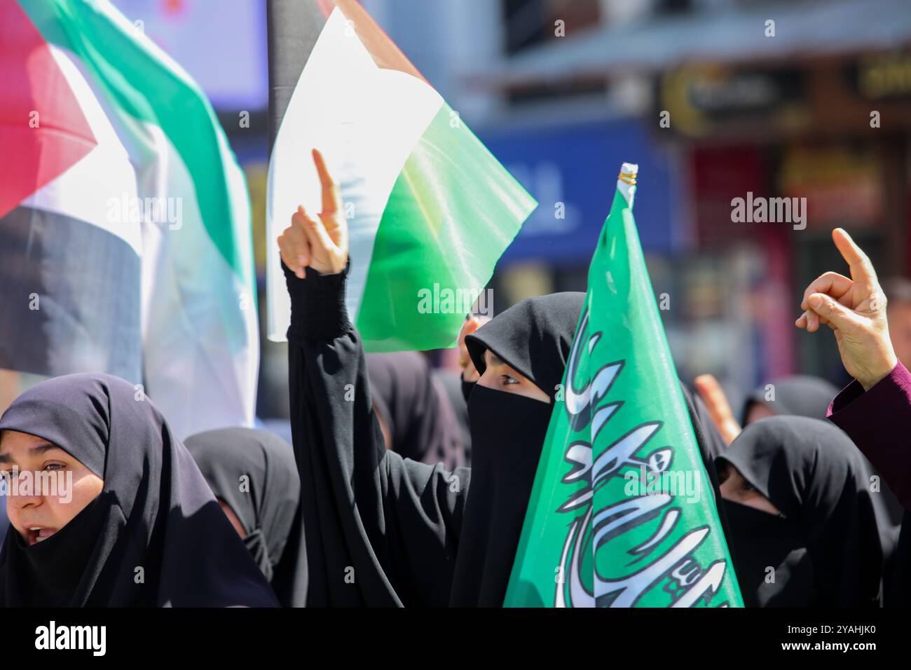 Gaziantep, Turkiye. 5 aprile 2024. I manifestanti ondeggiano bandiere palestinesi e alzano striscioni in solidarietà con Gaza in occasione del Quds Day nella città turca di Gaziantep. La manifestazione a Gaziantep era stata organizzata dalla "Fondazione degli amanti del Profeta". Il Quds Day, o giornata internazionale di Gerusalemme, è stato istituito per la prima volta dal leader della rivoluzione iraniana, Ruhollah Khomeini, nel 1979 a sostegno dei palestinesi e contro Israele e il sionismo. Cade ogni anno l'ultimo venerdì del mese sacro musulmano del Ramadan, e quest'anno coincide con il 182° giorno di guerra nella Striscia di Gaza Foto Stock