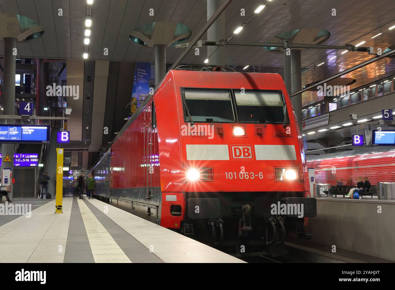 Ein Intercity am Berliner Hauptbahnhof Foto Stock