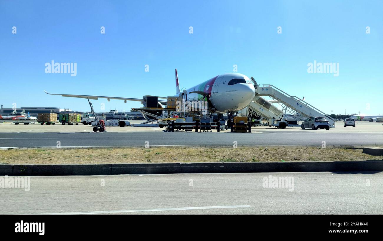 Aereo di linea "Bartolomeu Perestrelo", Airbus A330-900neo, TAP Air Portugal, su un asfalto dell'aeroporto Portela di Lisbona, LIS, Lisbona, Portogallo Foto Stock