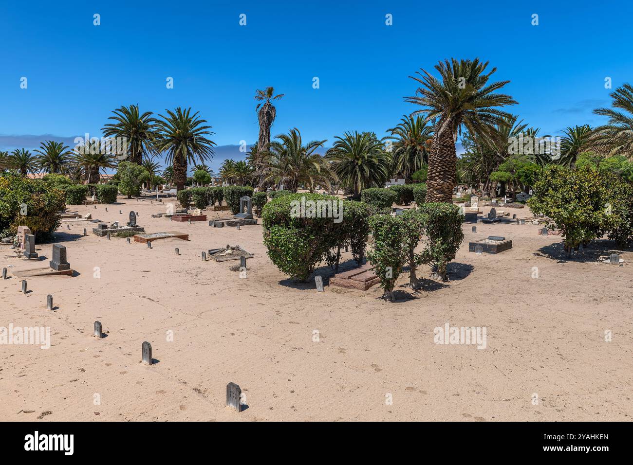 Tombe nel cimitero di Swakopmund ai margini del deserto del Namib Foto Stock