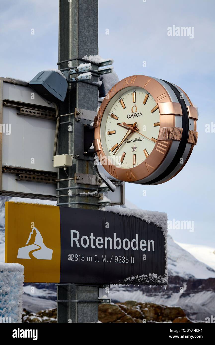 Orologio Omega con cassa dorata alla stazione ferroviaria Rotenboden Gornergrat, Zermatt, Svizzera nelle Alpi svizzere. Foto Stock