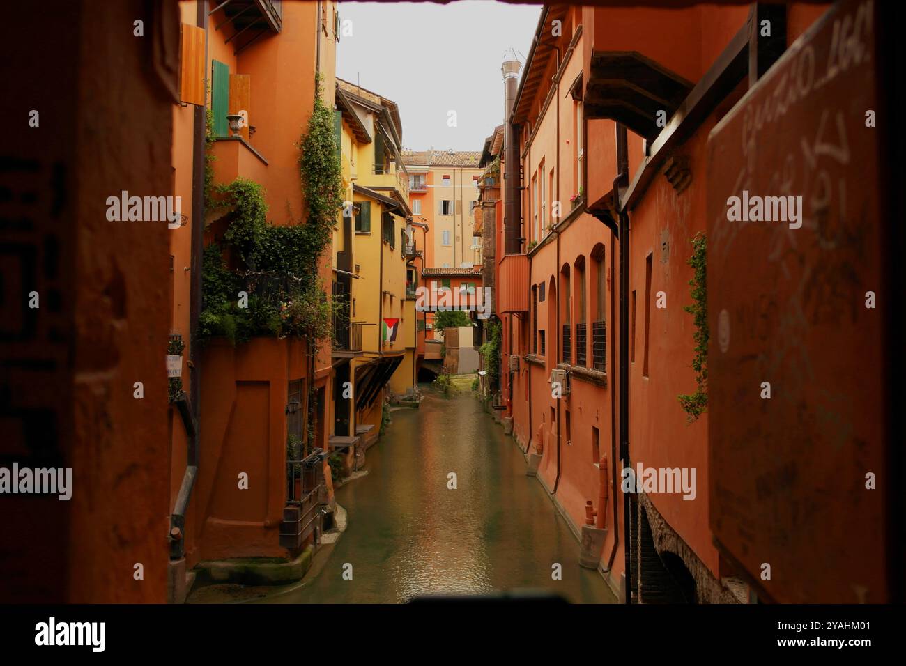 Vista pittoresca della famosa finestra sul Canale delle Moline in via Piella a Bologna.10 giugno 2024 Bologna, Italia Foto Stock