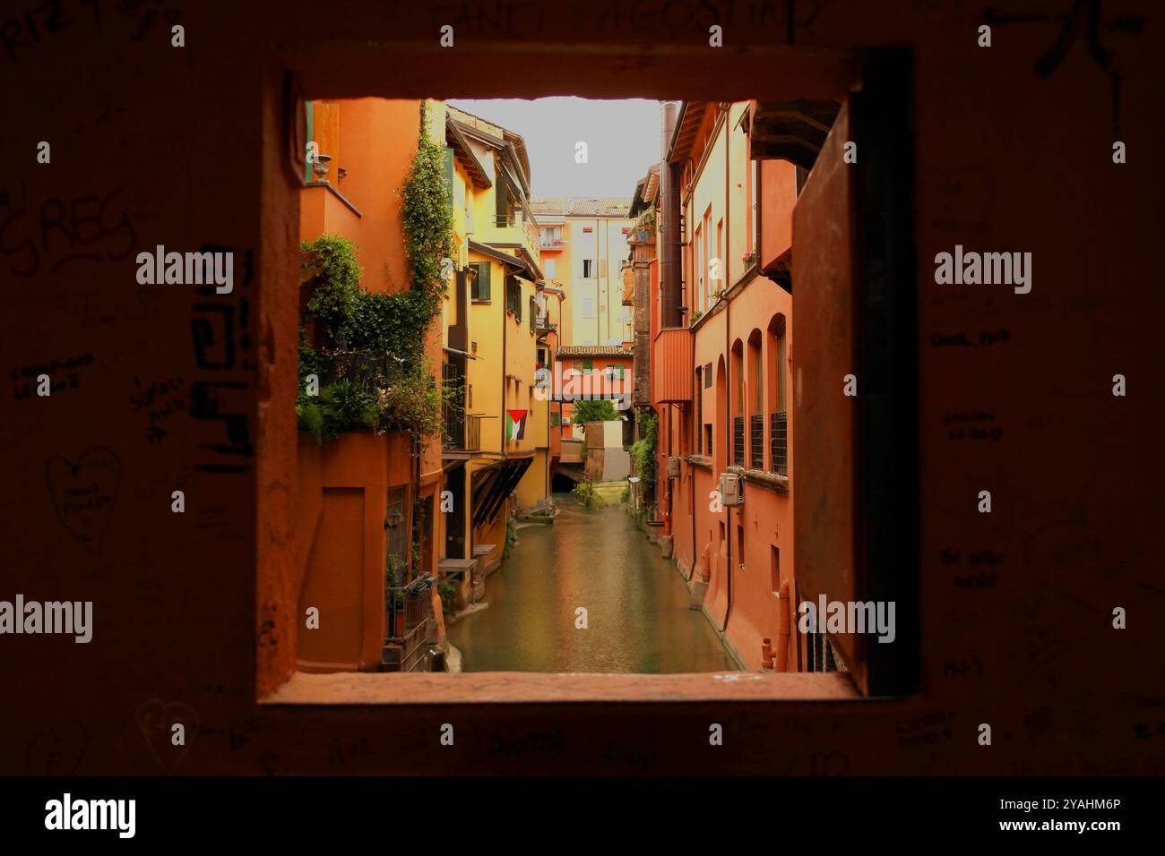 Vista pittoresca della famosa finestra sul Canale delle Moline in via Piella a Bologna.10 giugno 2024 Bologna, Italia Foto Stock