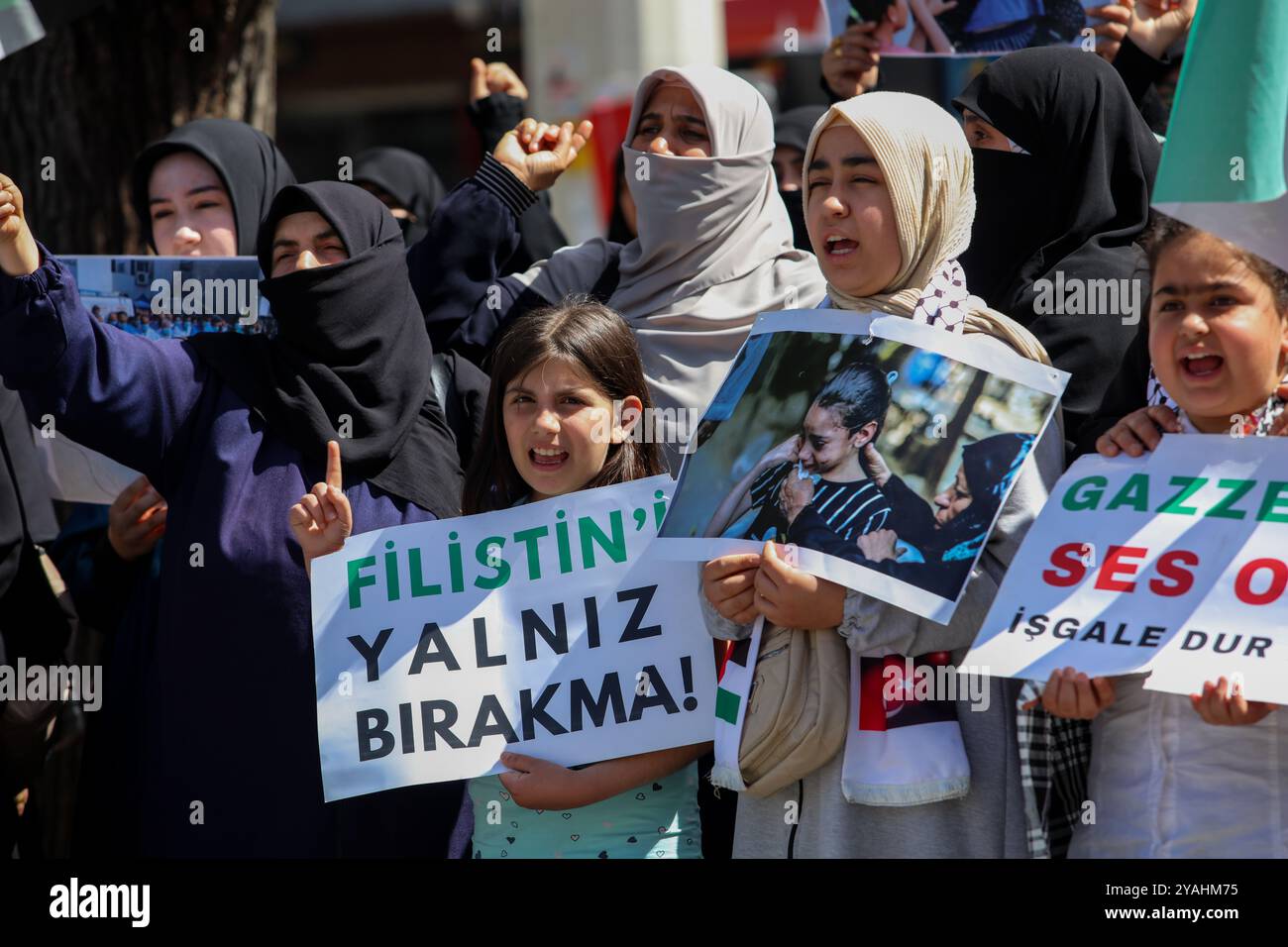 Gaziantep, Turkiye. 5 aprile 2024. I manifestanti ondeggiano bandiere palestinesi e alzano striscioni in solidarietà con Gaza in occasione del Quds Day nella città turca di Gaziantep. La manifestazione a Gaziantep era stata organizzata dalla "Fondazione degli amanti del Profeta". Il Quds Day, o giornata internazionale di Gerusalemme, è stato istituito per la prima volta dal leader della rivoluzione iraniana, Ruhollah Khomeini, nel 1979 a sostegno dei palestinesi e contro Israele e il sionismo. Cade ogni anno l'ultimo venerdì del mese sacro musulmano del Ramadan, e quest'anno coincide con il 182° giorno di guerra nella Striscia di Gaza Foto Stock