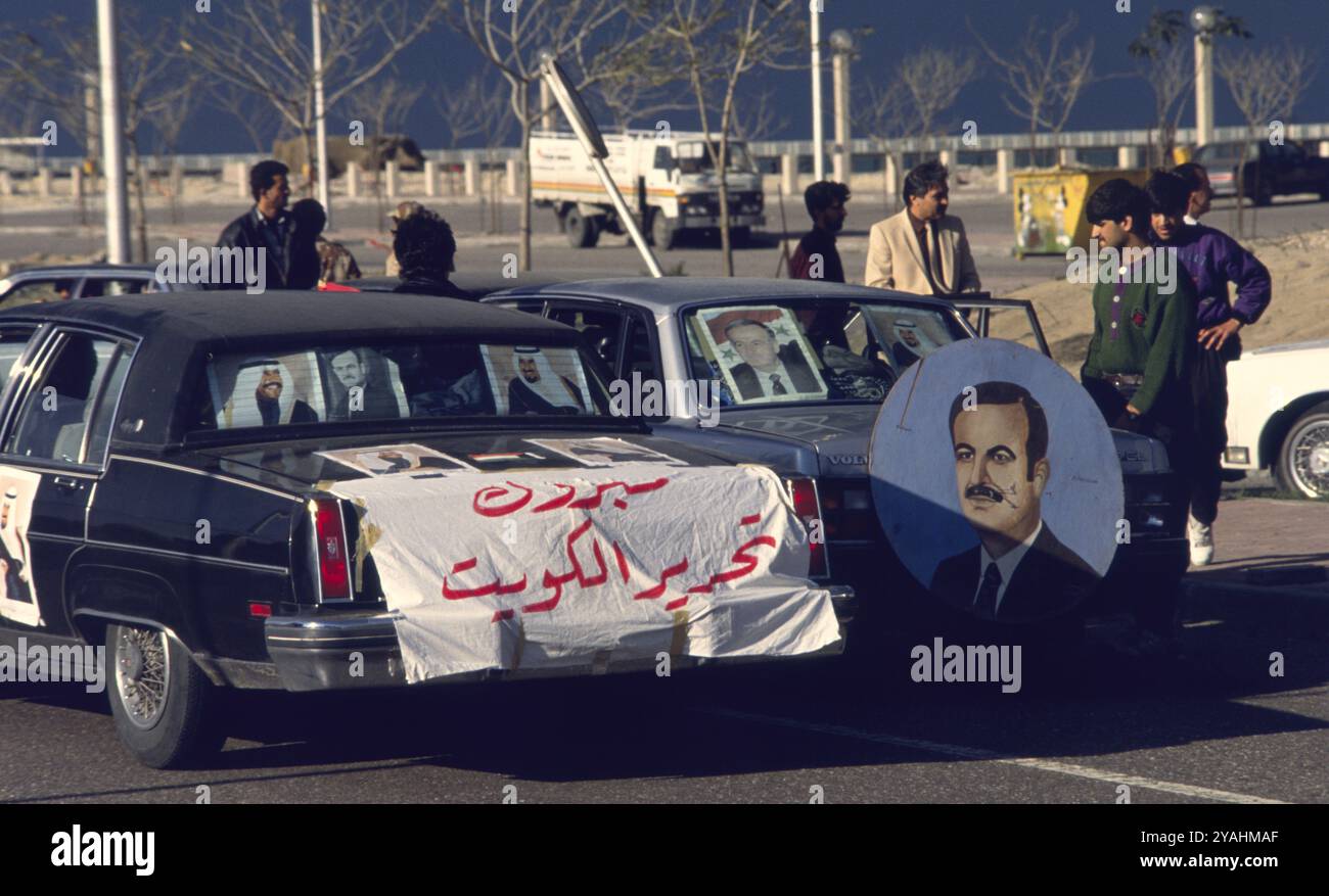 Prima guerra del Golfo: 8 marzo 1991 Auto sulla Arabian Gulf Street a Kuwait City in esposizione poster e ritratti dell'emiro e del principe ereditario del Kuwait e del presidente Hafez al-Assad della Siria. Ciò avvenne nei giorni successivi alla liberazione del Kuwait da parte delle forze della coalizione. Foto Stock
