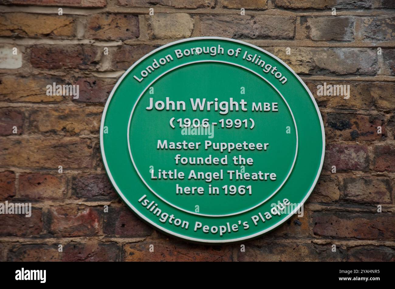 Targa in Memorial of John Wright (Maestro Puppeteer), fondatore del Little Angel Theatre, Islington, North London, Inghilterra, Regno Unito. Foto Stock