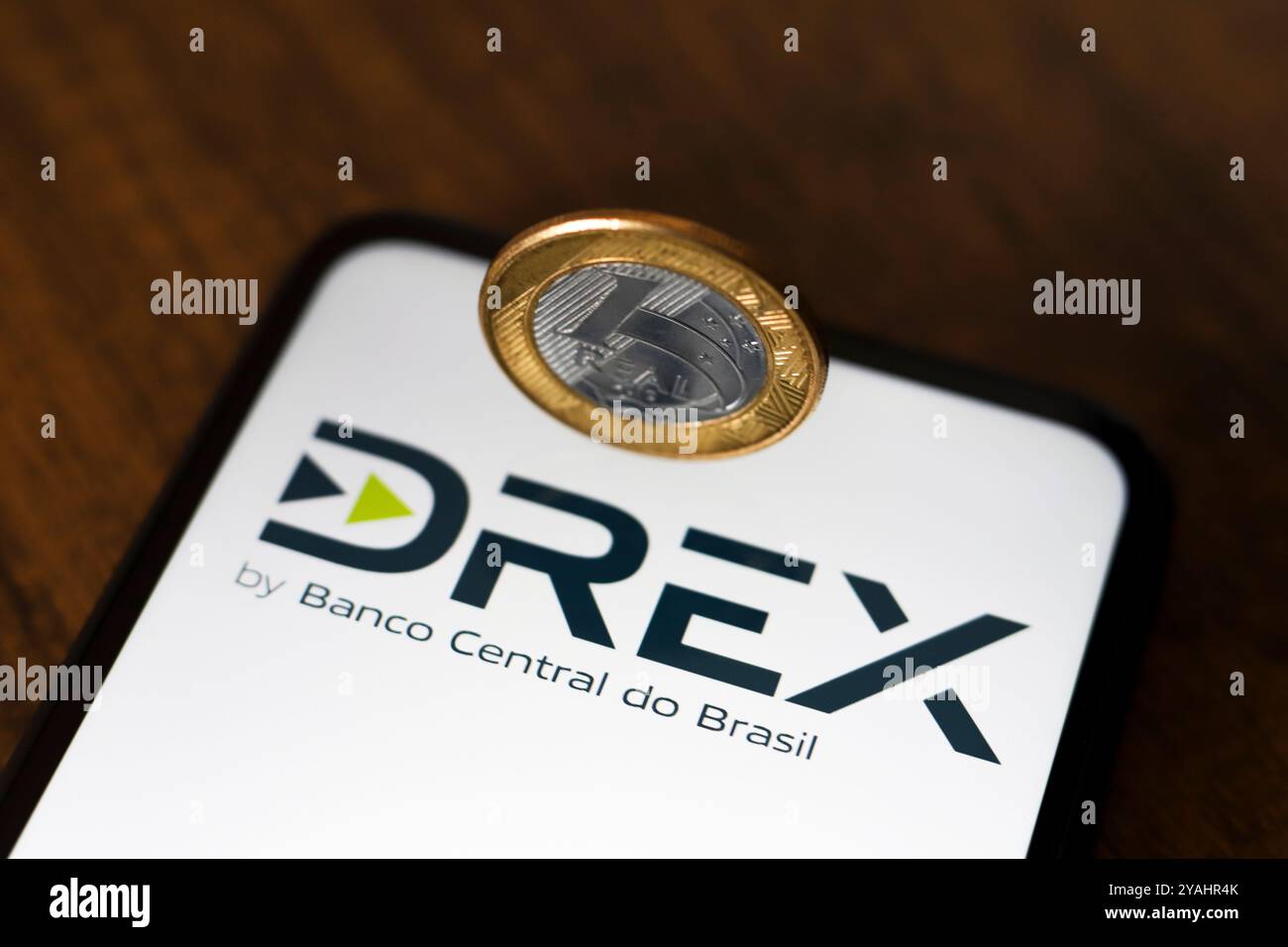 14 ottobre 2024, Brasile. Il logo Digital Real X (Drex) viene visualizzato sullo schermo di uno smartphone. È una valuta digitale brasiliana, da utilizzare come di Foto Stock