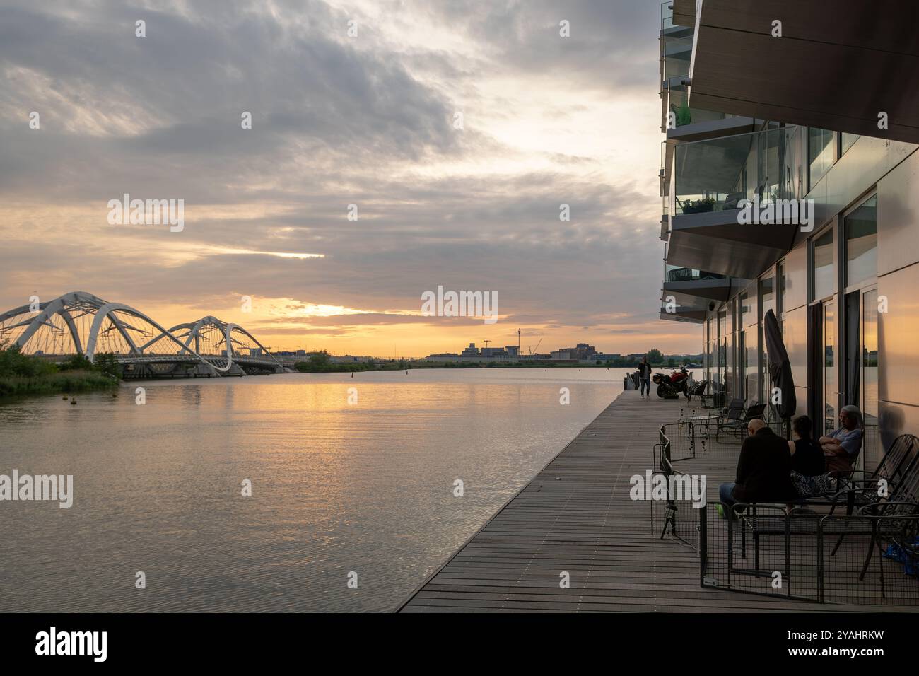 18.06.2023, Paesi Bassi, Olanda settentrionale, Amsterdam - progetto residenziale Sluishuis (casa chiusa) su un'isola artificiale spazio abitativo accessibile a IJbu Foto Stock