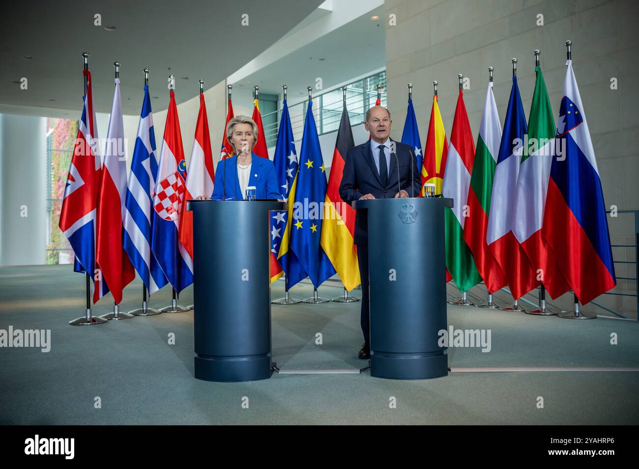 Berlino, Germania. 14 ottobre 2024. Ursula von der Leyen (l), Presidente della Commissione europea, partecipa alla conferenza stampa dopo il vertice dei Balcani occidentali presso la Cancelleria insieme al Cancelliere federale Olaf Scholz (SPD). La conferenza a livello di capi di Stato e di governo si svolge nell'ambito del cosiddetto processo di Berlino. Fondato nel 2014, il formato mira ad approfondire l'integrazione regionale all'interno e con gli stati dei Balcani occidentali e ad avvicinarli all'UE. Crediti: Michael Kappeler/dpa/Alamy Live News Foto Stock