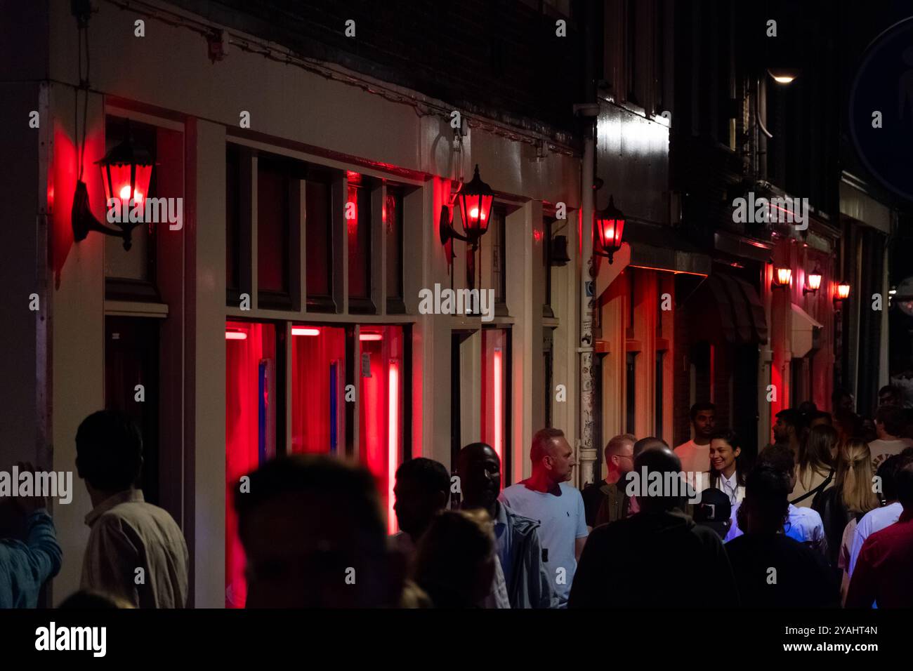 18.06.2023, Paesi Bassi, Olanda settentrionale, Amsterdam - quartiere a luci rosse nella cintura dei canali (Centrum), folle davanti alle finestre delle prostitute. 00A230618 Foto Stock