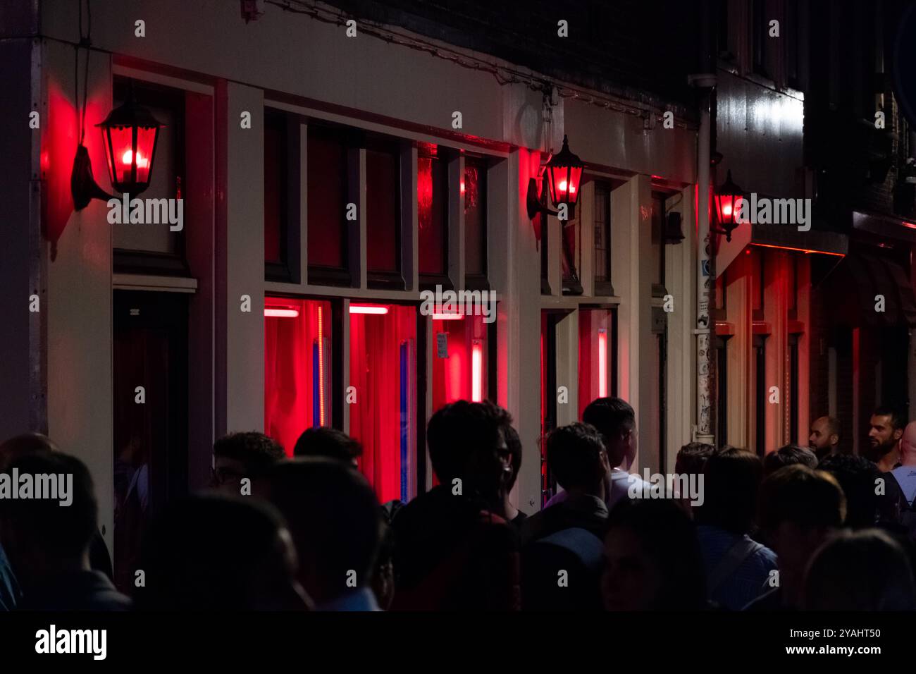 18.06.2023, Paesi Bassi, Olanda settentrionale, Amsterdam - quartiere a luci rosse nella cintura dei canali (centro città), folle davanti alle finestre di prostitutesë. 00A23 Foto Stock