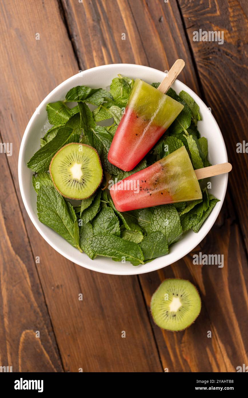 Ghiaccio di frutta su un bastoncino di anguria e kiwi Foto Stock