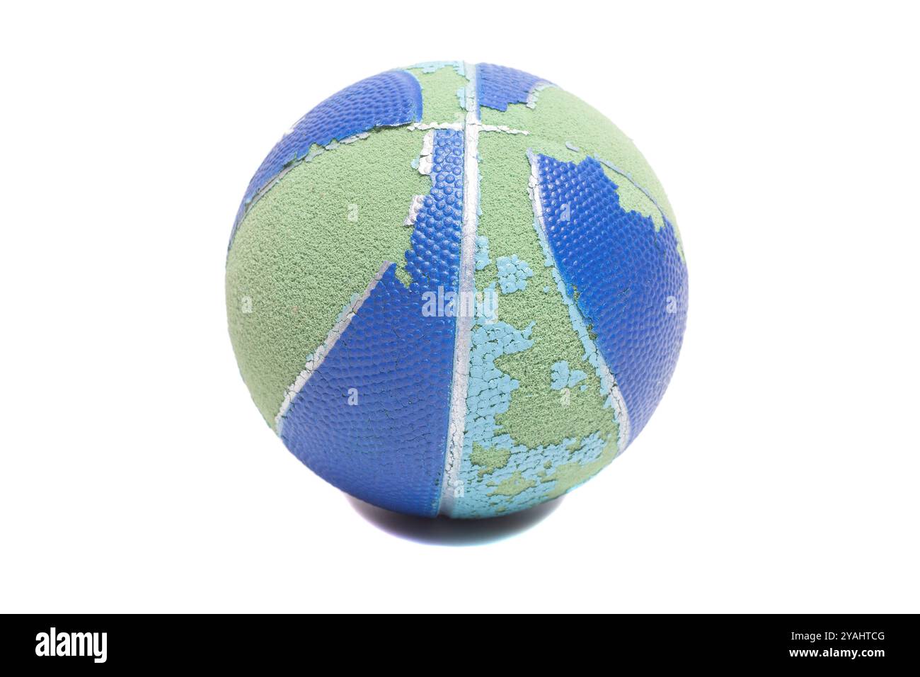 Vecchia e viziata palla da basket Foto Stock