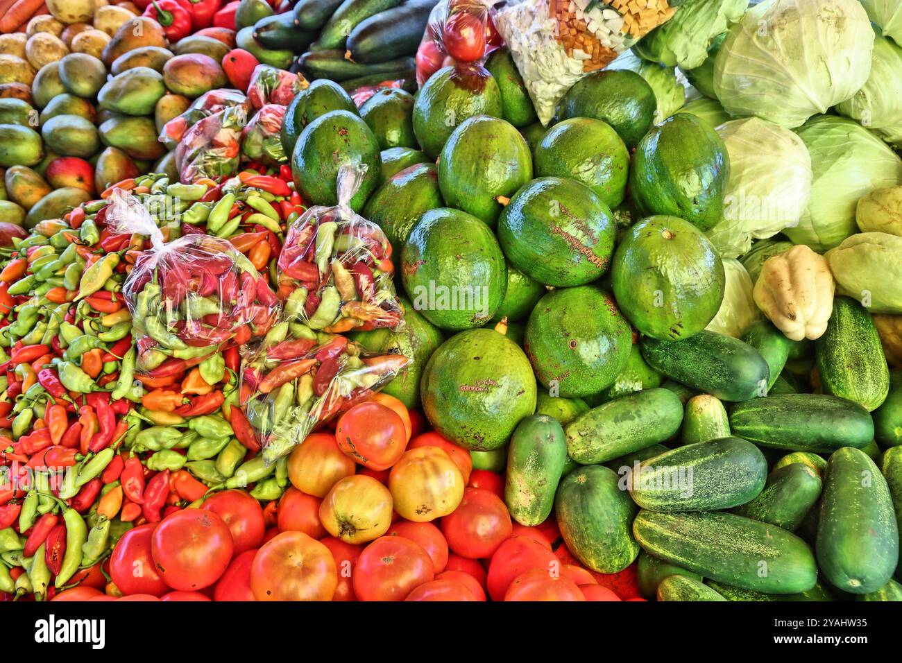 Frutta e verdura della Guadalupa al negozio di fruttivendolo a Pointe a Pitre, la più grande città della Guadalupa. Foto Stock