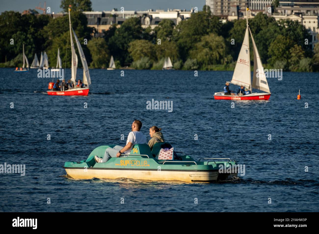 24.07.2024, Germania, Amburgo, Amburgo - coppia in pedalò e barche a vela sull'Aussenalster. 00A240724D090CAROEX.JPG [VERSIONE MODELLO: NO, PROP Foto Stock