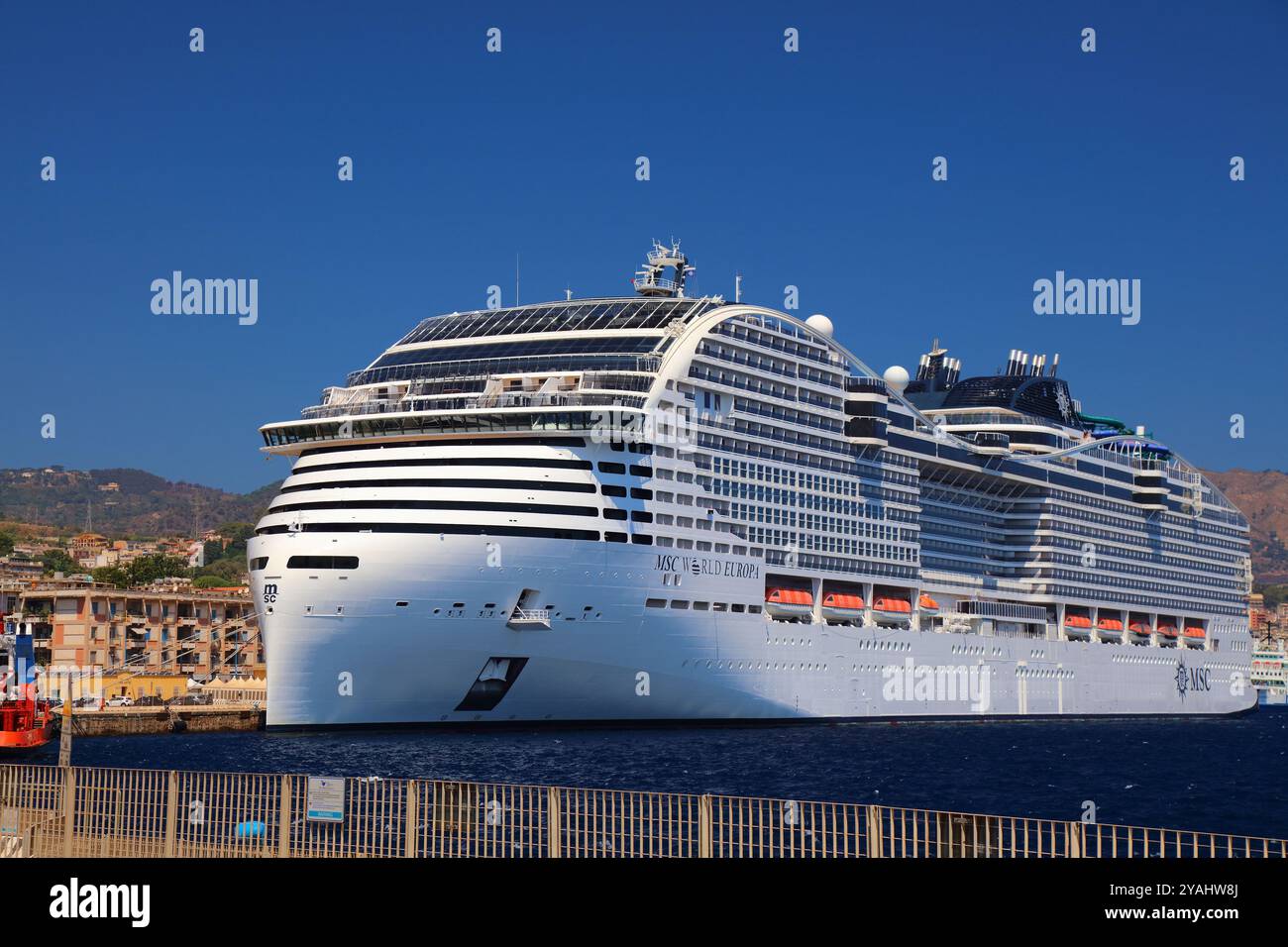 MESSINA, ITALIA - 13 AGOSTO 2024: Nave da crociera passeggeri MSC World Europa visita Messina, Italia. MSC World Europa è una delle più grandi navi da crociera del Foto Stock