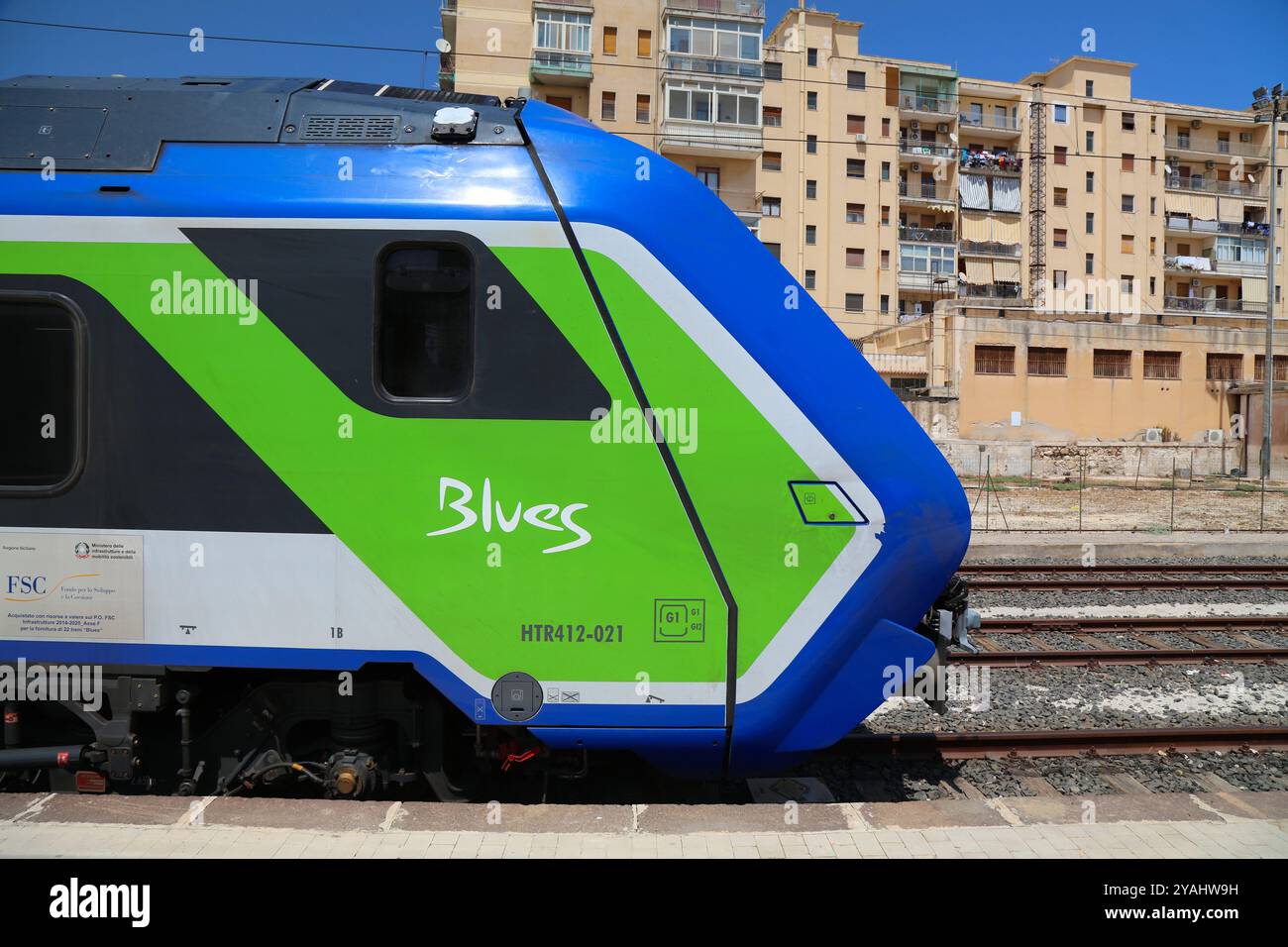 SIRACUSA, ITALIA - 3 AGOSTO 2024: Treno passeggeri Trenitalia Blues nella stazione di Siracusa, Italia. L'unità multipla elettrica (EMU) è stata sviluppata e utilizzata Foto Stock